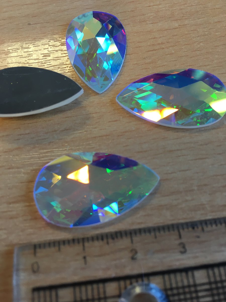 NEW  large 28mm peardrops with NO holes, only £10.80 for 20 pieces.  

#DanceMoms #dancecostumes #costumedesigner #fashion #stylist #catwalk #LFW2019 #theatricalcostumes #Sparkle #dance
crystalparade.co.uk/crystals/chine…