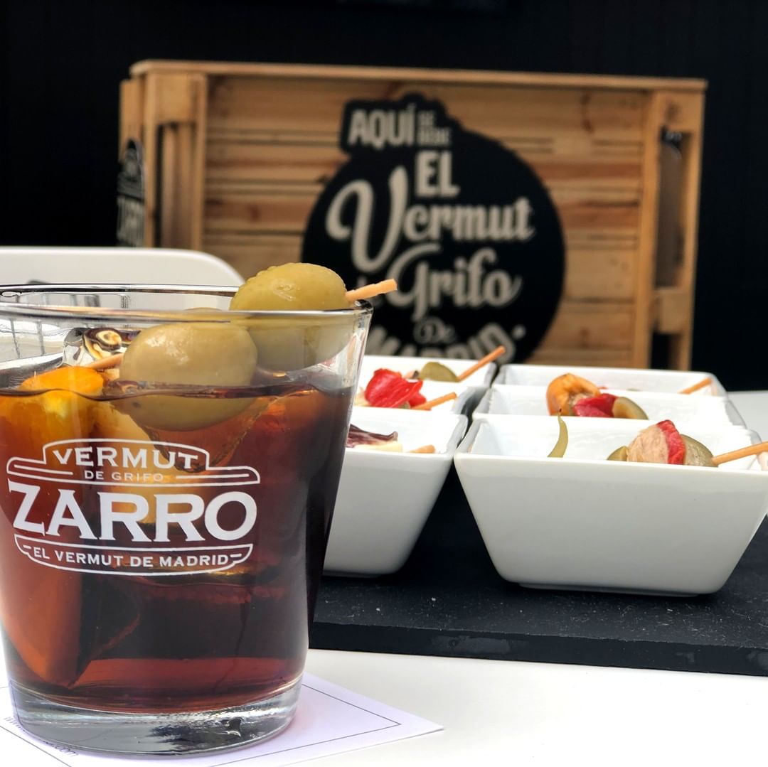 ¡Tierra trágame!... Pero escúpeme en @terrazalachula para poder tomarme otro #vermutzarro 📷:Terraza La Chula · · · #vermutdemadrid #vermutzarro #zarro #terrazalachula #terrazeo #vermuteo #vermut #madrid #aperitivo #bar