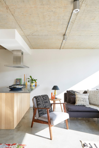 Looking for a commute of less than a minute. This very cool warehouse conversion, with polished concrete floors, designer lighting, and exposed pipe work, sits directly above a co-working space. bit.ly/2MkWhxM
