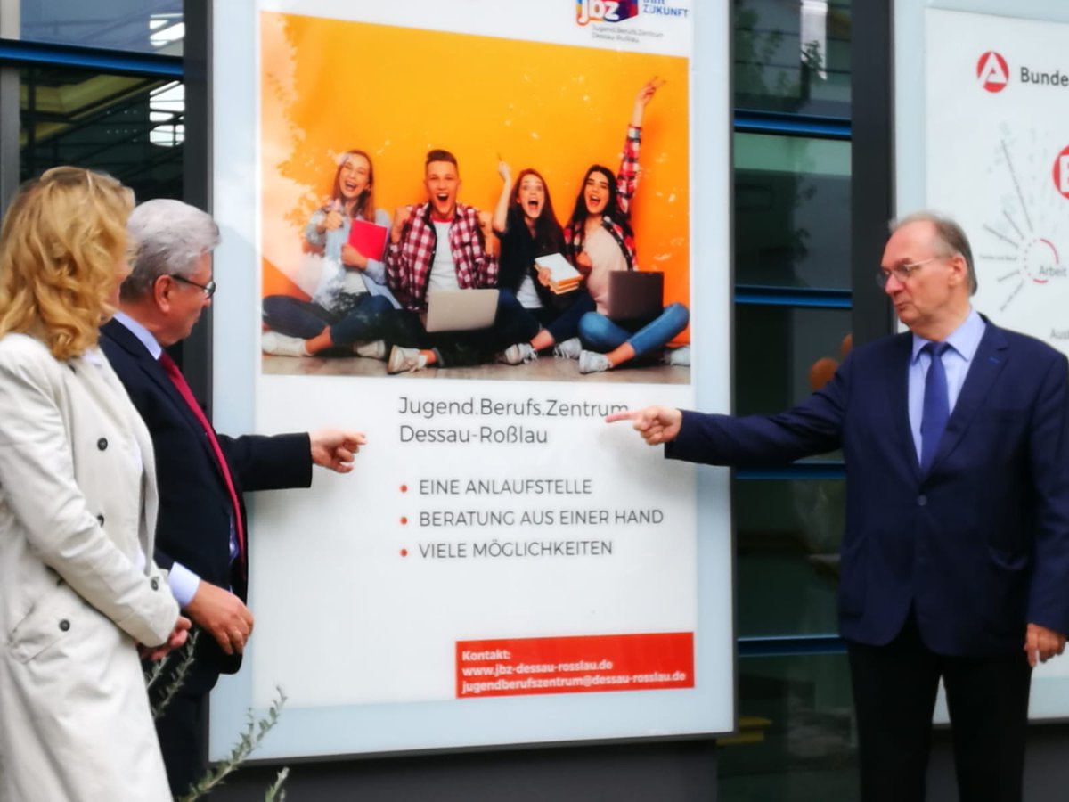 Stadt Dessau-Roßlau (@dessau_rosslau) on Twitter photo Im Beisein von MP <a href="/reinerhaseloff/">Dr. Reiner Haseloff</a> und OB Peter Kuras wurde heute das Jugend.Berufs.Zentrum #Dessau-Roßlau am Seminarplatz 1 eröffnet. Gefördert vom Landesprogrogramm RÜMSA werden hier zukünftig Jugendliche beim Übergang von Schule in Ausbildung, Studium oder Beruf unterstützt. Im Beisein von MP <a href="/reinerhaseloff/">Dr. Reiner Haseloff</a> und OB Peter Kuras wurde heute das Jugend.Berufs.Zentrum #Dessau-Roßlau am Seminarplatz 1 eröffnet. Gefördert vom Landesprogrogramm RÜMSA werden hier zukünftig Jugendliche beim Übergang von Schule in Ausbildung, Studium oder Beruf unterstützt.
