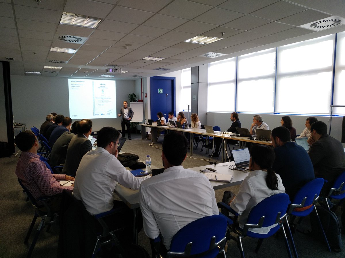 Cluster_Energia's tweet photo. Primera reunión con el Comité Asesor de #NEOSUB. Nos presentan sus estrategias en ecodiseño y mejora ambiental de sus redes de distribución y subestaciones desde @RedElectricaREE @iberdrola @EnergiaEDP @Viesgo_ES 
https://t.co/fUdjxgrwOO https://t.co/X5nEgef2u8