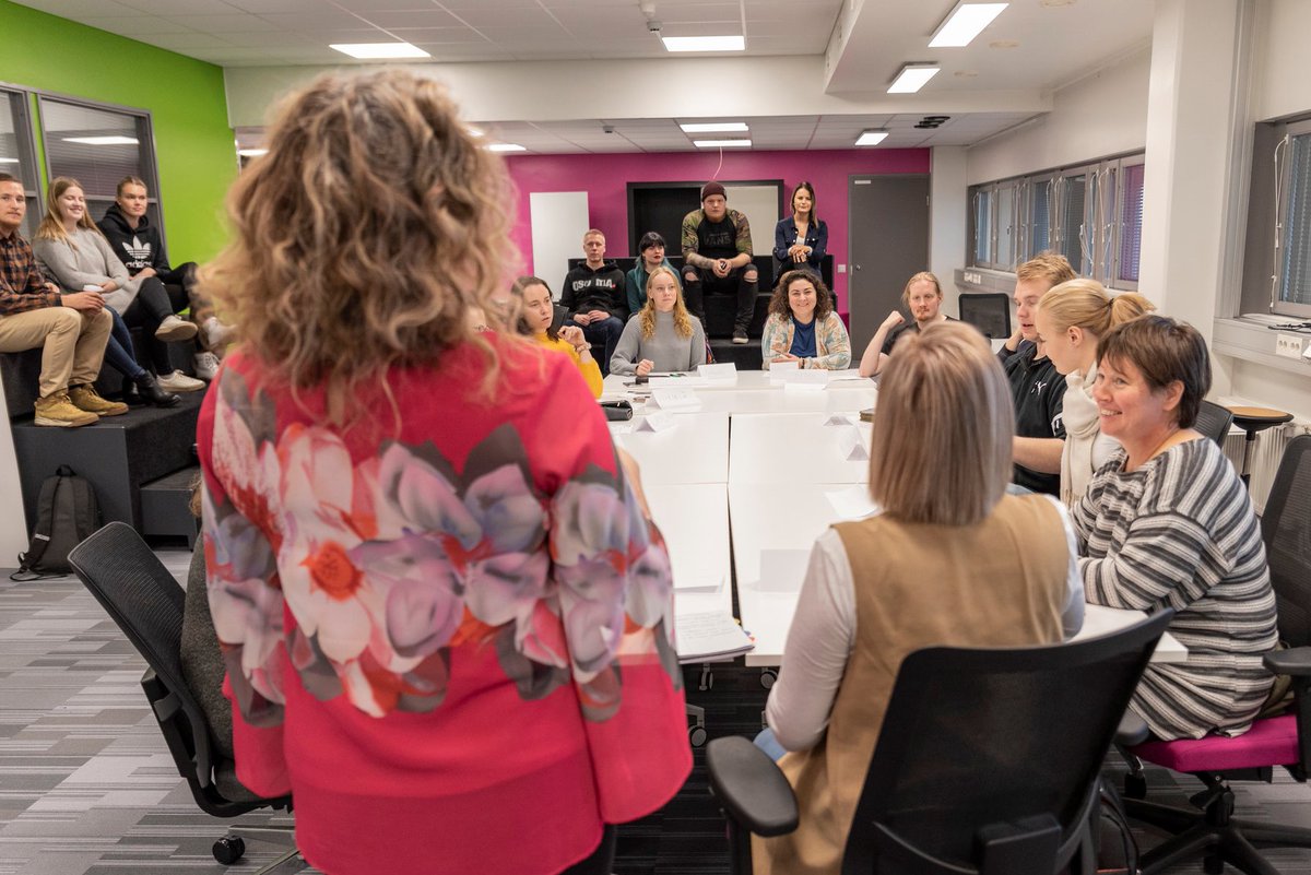 SavoniaAMK's tweet photo. Ennätysmäärä hakijoita Savoniaan! Koulutuksemme koukuttivat 1650 hakijaa syksyn yhteishaussa. Suosikiksi nousi sosionomin koulutus, yli 14 hakijaa per aloituspaikka. Kiitos ja tsemppiä hakeneille👏https://t.co/eiD6jAKdAW #yhteishaku #opiskelu #koulutus #YlpeästiAMK #SavoniaAMK https://t.co/hfJTjHnXGu