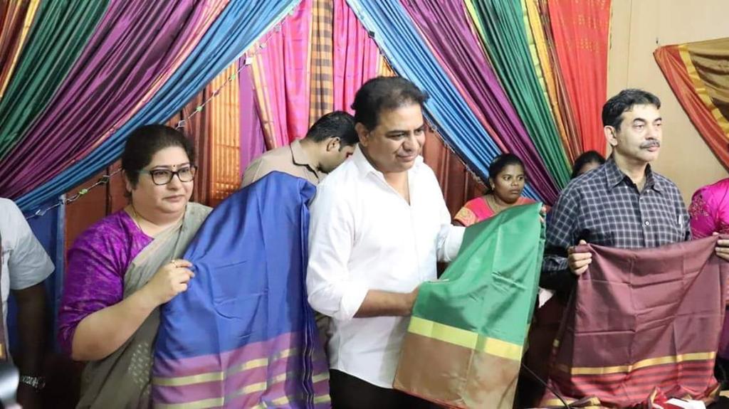 BRSNirmal's tweet photo. మాసబ్‌ట్యాంక్‌లోని సీడీఎంఏ కార్యాలయంలో బతుకమ్మ చీరల ప్రదర్శనను సందర్శించిన మంత్రి శ్రీ కేటీఆర్. 18 సంవత్సరాలు పైబడి తెల్లరేషన్ కార్డు కలిగి ఉన్న ఆడ బిడ్డలందరికీ ఈ నెల 23వ తేదీ నుంచి ఈ బతుకమ్మ చీరల పంపిణీ చేయనున్నట్లు మంత్రి తెలిపారు.
#Bathukama #BathukammaSarees https://t.co/sPuBnQflvJ