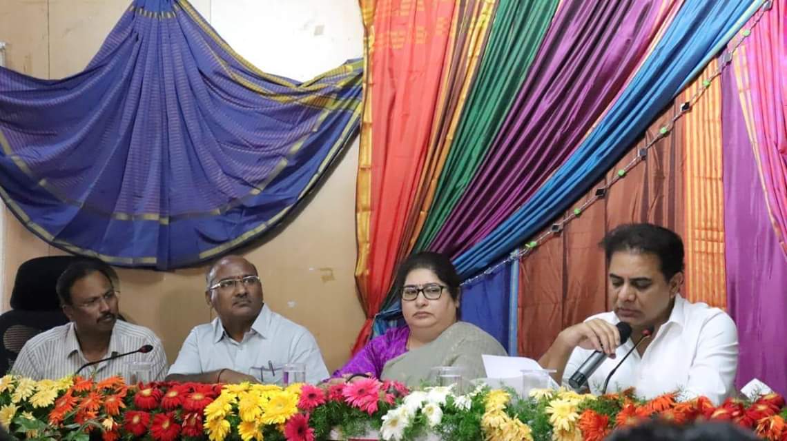BRSNirmal's tweet photo. మాసబ్‌ట్యాంక్‌లోని సీడీఎంఏ కార్యాలయంలో బతుకమ్మ చీరల ప్రదర్శనను సందర్శించిన మంత్రి శ్రీ కేటీఆర్. 18 సంవత్సరాలు పైబడి తెల్లరేషన్ కార్డు కలిగి ఉన్న ఆడ బిడ్డలందరికీ ఈ నెల 23వ తేదీ నుంచి ఈ బతుకమ్మ చీరల పంపిణీ చేయనున్నట్లు మంత్రి తెలిపారు.
#Bathukama #BathukammaSarees https://t.co/sPuBnQflvJ