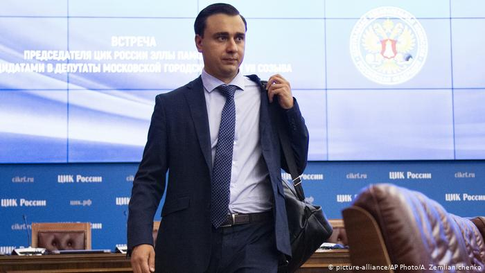 Директор ФБК Иван Жданов задержан у дома полицией.