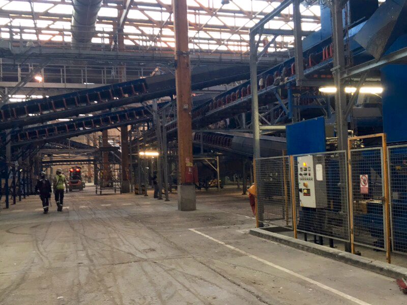 CCI_AMP's tweet photo. [#TousEntrepreneurs] Une #TeamCcimp au contact avec la visite d’Everé, le centre de traitement multifilière de déchets ménagers mis en service en 2010 dans la zone industrielle de Fos-sur-Mer. Ce site gère aujourd’hui les déchets de 18 communes, celles du territoire de Marseille. https://t.co/O1E0jFqQuy