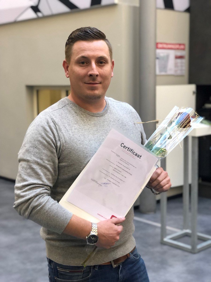 profielen's tweet photo. Sjoerd Schouten heeft een cijferlijst die voldoet aan de voorwaarden voor het predicaat ‘summa cum laude’. Helaas doet de Hogeschool daar niet aan. Teleurstellend, vindt hij. https://t.co/e1QaVrRQsT https://t.co/s4ZYgk1F0m