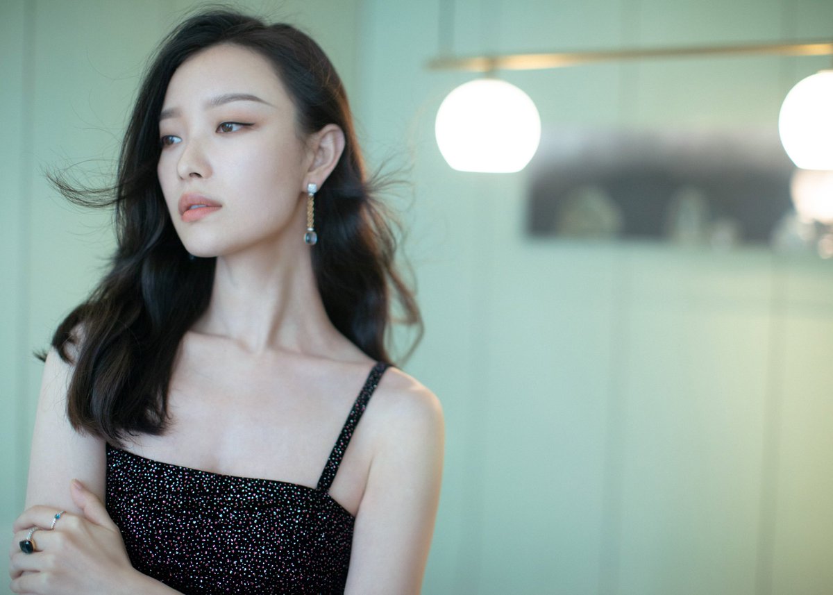 Ni Ni looks exquisite in a slit purple dress for 1664 Beer brand