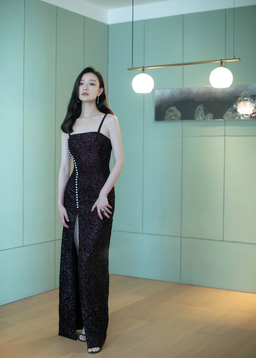 Ni Ni looks exquisite in a slit purple dress for 1664 Beer brand