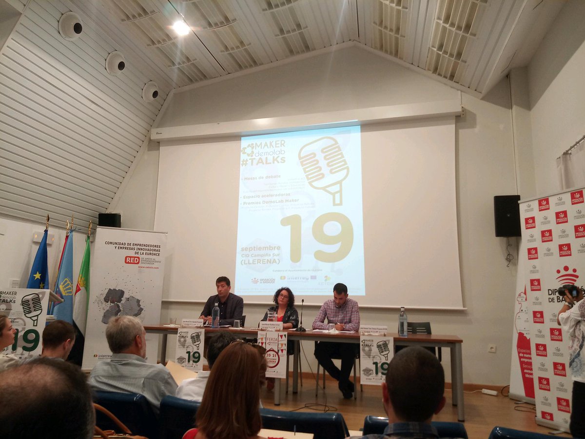 EsDigitalex's tweet image. Estamos participando en #DEMOLABMAKER de #Llerena que organizan @DipdeBadajoz  y #CETEIS con la colaboración de @Llerena_Ayto.
Va a comenzar la mesa de debate “Cultura Maker y Educación”
¡Esta tarde no dejeis de acercaros a nuestro Stand!