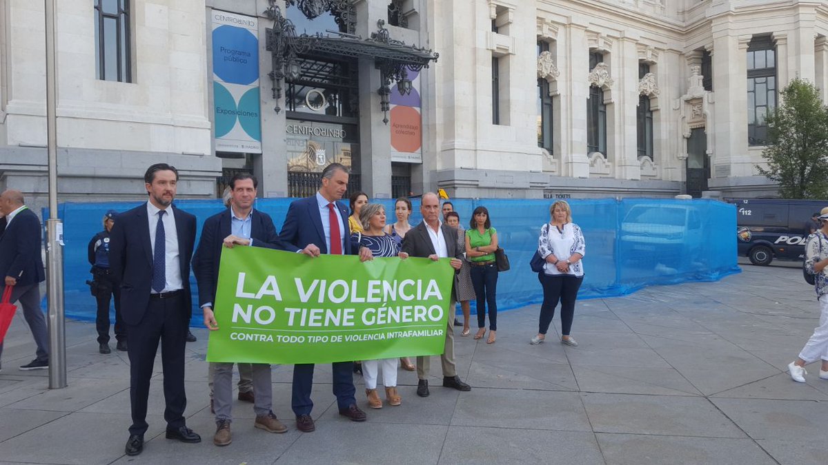 eldiarioes's tweet image. Vox boicotea en Madrid el minuto de silencio contra el último crimen machista con una pancarta con el lema 'La violencia no tiene género' eldiario.es/politica/MINUT…