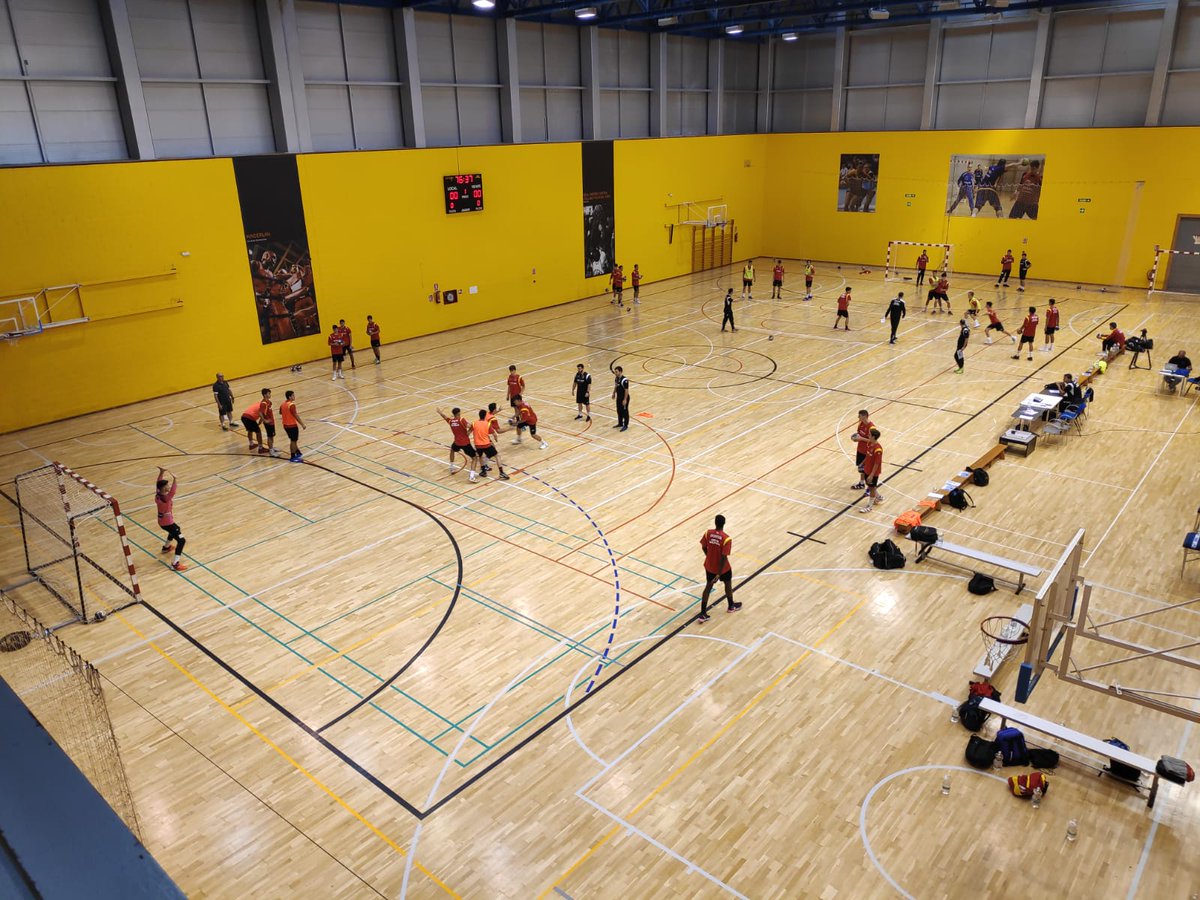 RFEBalonmano's tweet photo. 👨‍🏫 #Tecnificación | Comienza en el @CARSierraNevada la actividad con la Generación 2002-2003 👏

🏋️‍♂️ Más de 60 jugadores trabajarán durante la semana de la mano de Jordi Ribera y su equipo de trabajo

🇪🇸 ¡Aquí están nuestros futuros #Hispanos! https://t.co/xEqg3C0nJB