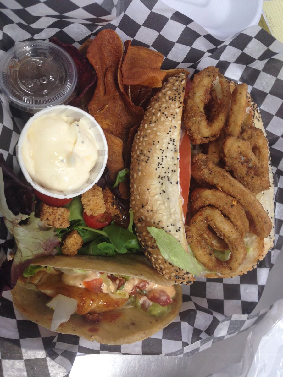 Jeudi ⛅️20*C 
🦑Calamari Fritti 
😍Sandwich Po’Boy au calamar
🌮Taco au 🐟
❤️Taco au 🍤 
🐟et chips
🚚Slater/O'Connor
⏰11 à 14h
Commander en-ligne à 
💻 admareseafood.com