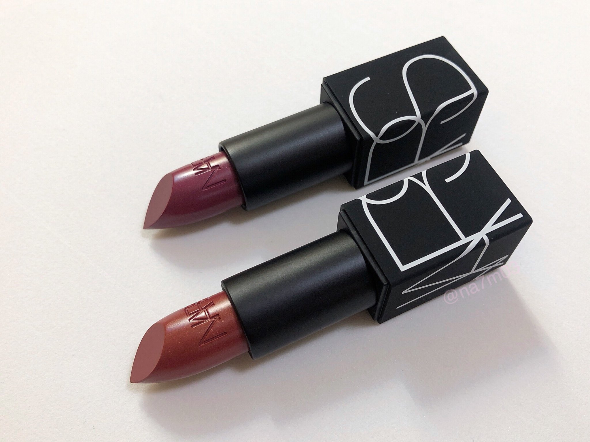 𝚗𝚊𝚗𝚊𝚖𝚒 Nars リップスティック 2941 シアー Falbala 2949 シアー Shrinagar 悩んでシアーから2色 2941はブラウンみのある赤ローズ 2949は透け感のあるラズベリー シルバーや多色ラメたっぷりだけどラメが細かくシアーなのもありギラギラせず使い