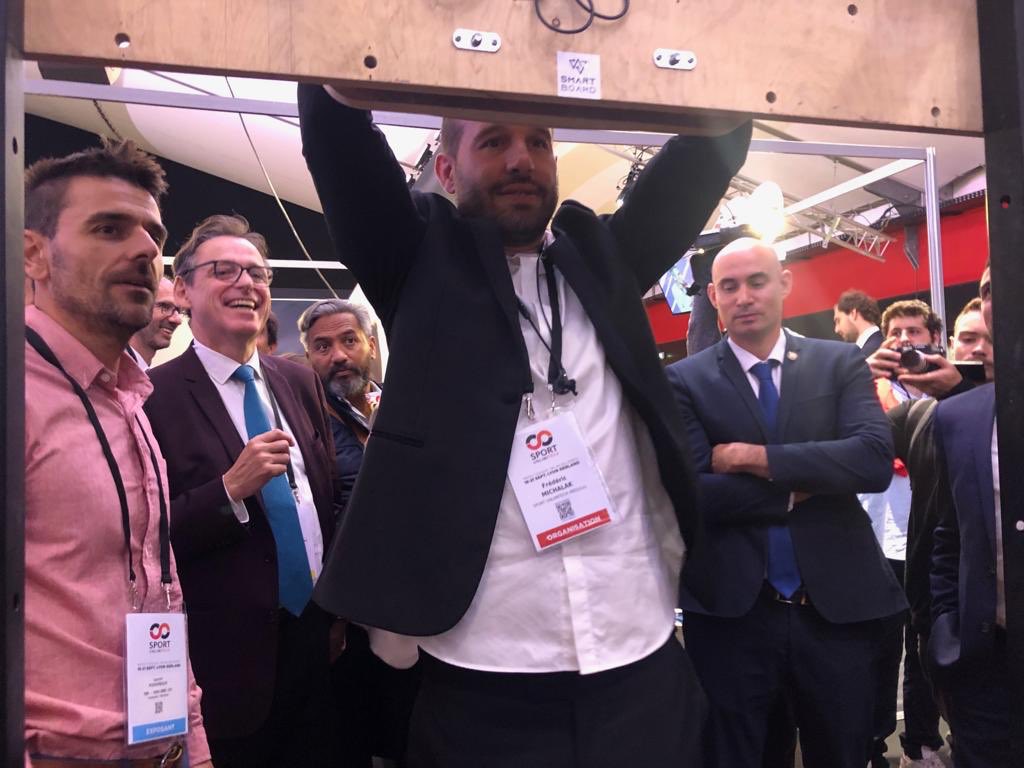 CNRS 🌍 (@cnrs) on Twitter photo #CNRSsport | <a href="/VidalFrederique/">Frédérique Vidal</a> découvre maintenant la <a href="/SmartboardC/">SmartBoard Climbing</a> sur le stand <a href="/CNRS/">CNRS 🌍</a> à #SportUNLIMITECH : un outil d’entraînement instrumenté et connecté pour l’#escalade 🧗♀️ de l’@ISM_amu_cnrs. 💪 Et une traction pour <a href="/michalakfred/">ᴍɪᴄʜᴀʟᴀᴋ ғʀᴇᴅᴇʀɪᴄ</a> !
👉 En savoir + : youtu.be/uDeL9NFclyk #CNRSsport | <a href="/VidalFrederique/">Frédérique Vidal</a> découvre maintenant la <a href="/SmartboardC/">SmartBoard Climbing</a> sur le stand <a href="/CNRS/">CNRS 🌍</a> à #SportUNLIMITECH : un outil d’entraînement instrumenté et connecté pour l’#escalade 🧗♀️ de l’@ISM_amu_cnrs. 💪 Et une traction pour <a href="/michalakfred/">ᴍɪᴄʜᴀʟᴀᴋ ғʀᴇᴅᴇʀɪᴄ</a> !
👉 En savoir + : youtu.be/uDeL9NFclyk