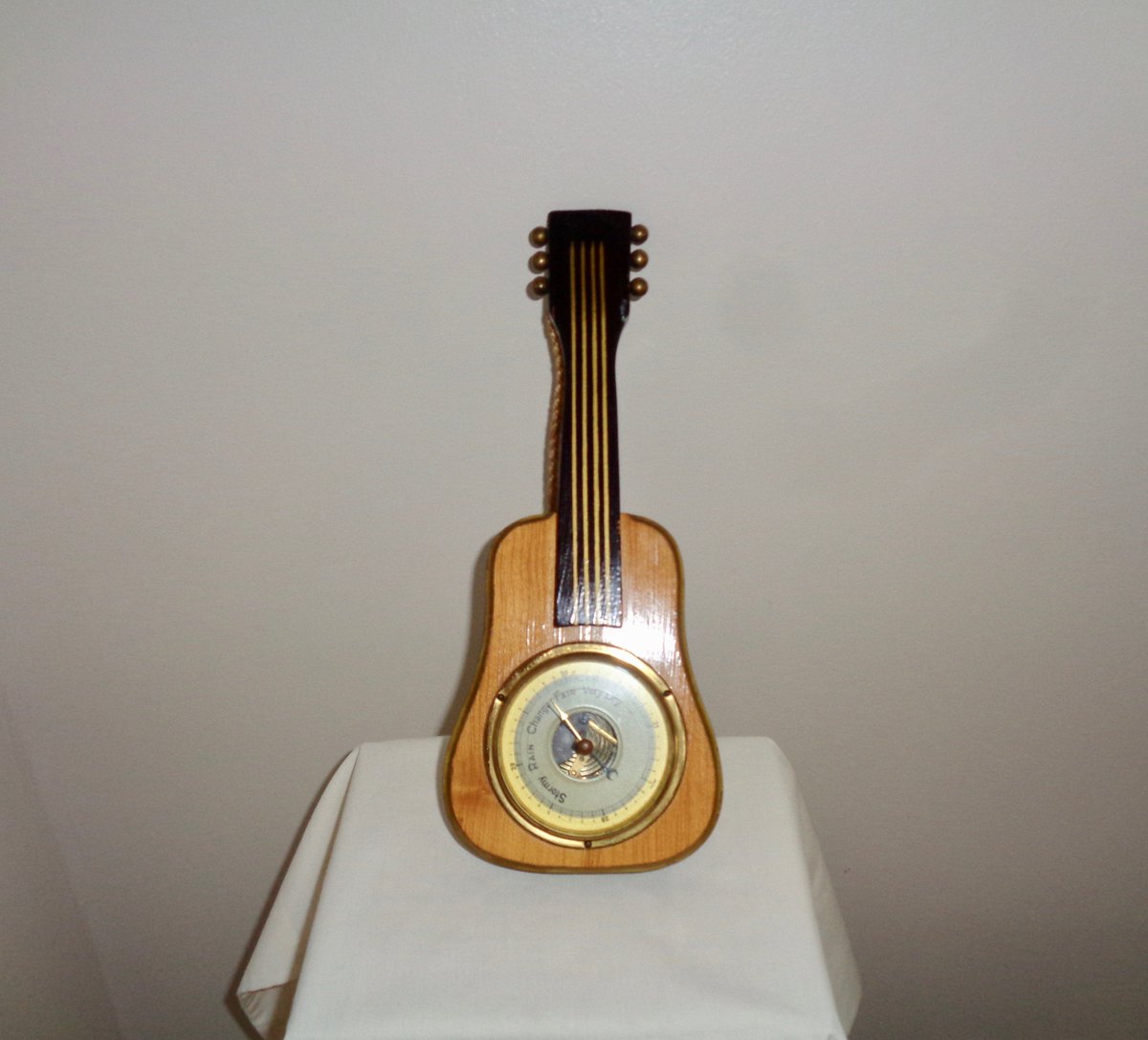 MullardAntiques's tweet photo. Guitar Shaped Barometer. #Kitsch. Vintage #Souvenir/Touristware. Weather Instrument https://t.co/CGILCLYtVh #housewares #homedecor #vintage #1950s #meterological #weatherinstrument #retrohomedecor #mcm #wallhanging #mullardantiques #guitar https://t.co/6SzsyT8IMr