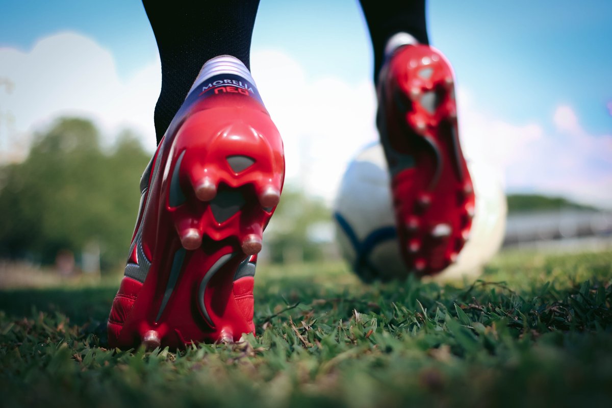 red mizuno morelia neo