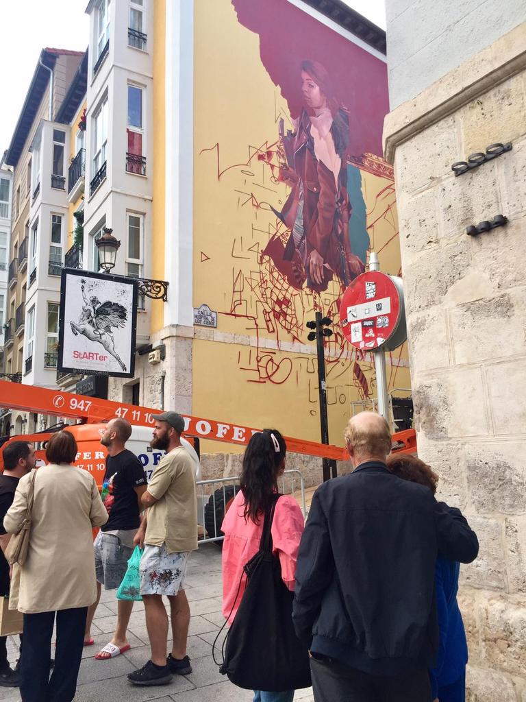 StARTerproyecto's tweet photo. Todas las miradas curiosas son bienvenidas @TELMOMIEL para @tribufestival #Burgos #wallking #streetart https://t.co/l7Ha4yey4Q