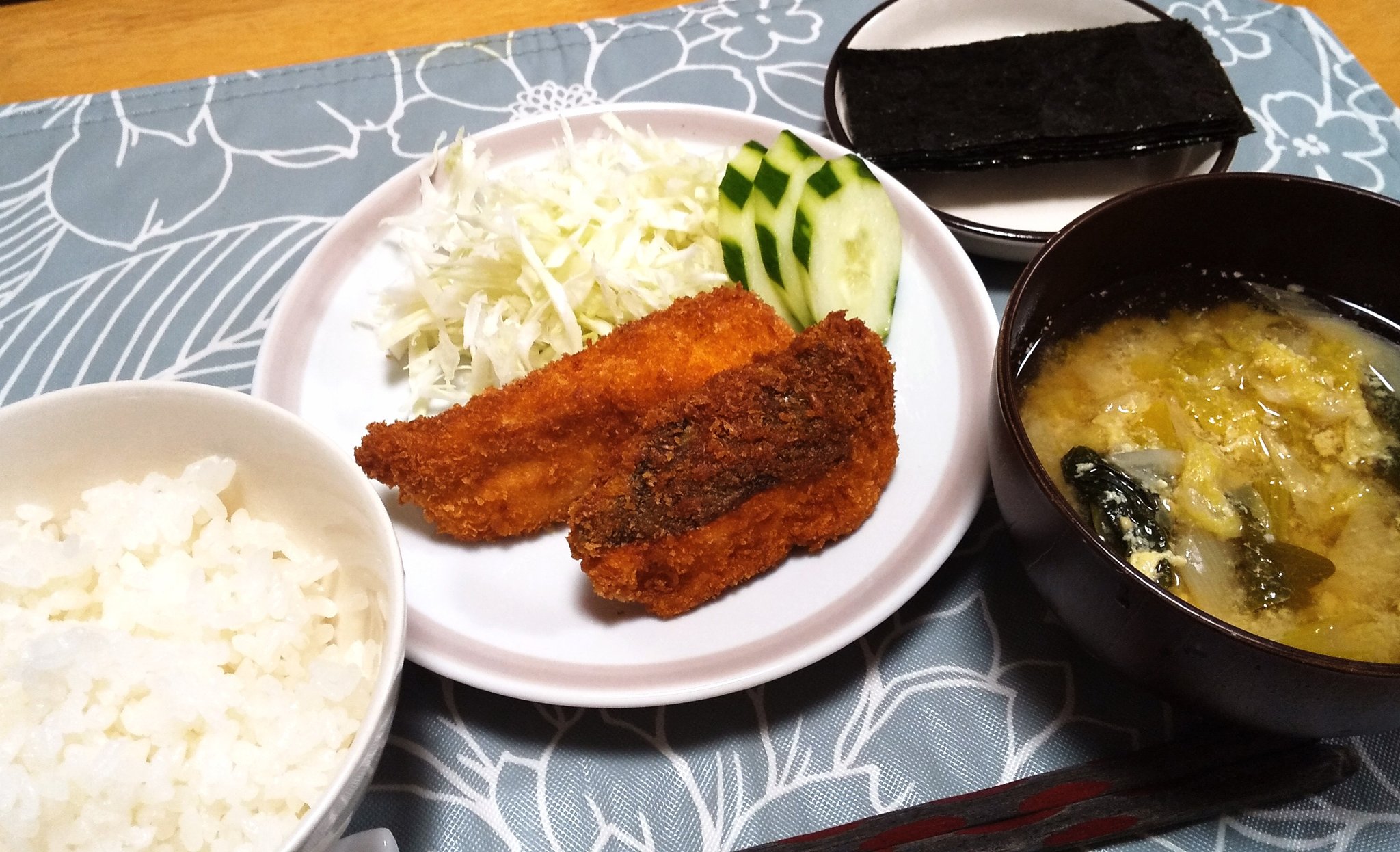 サトモッティ 夜ごはん 白飯 鮭のフライ キャベツ千切り きゅうり 味付け海苔 白菜とたまごの味噌汁 お昼明らかに食べ過ぎたのに夜ごはん普通に食べてお腹ぱんぱん そういうとこ 私 T Co Cyffukuetx Twitter