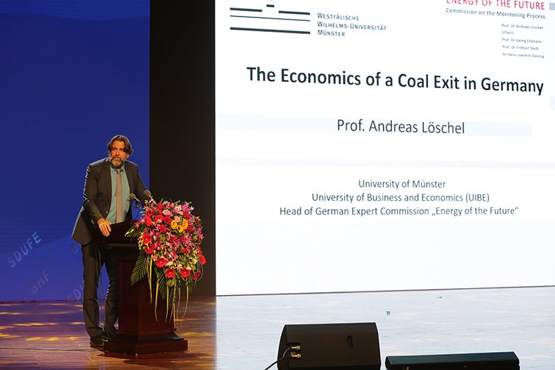andreasloeschel's tweet photo. Today I /吕安迪/ gave the keynote at the 1st Qilu Forum in Jinan, the capital of #Shandong province, on the future of coal: 随后，北京洪堡论坛创始成员、德国科学与工程院院士、德国明斯特大学吕安迪教授作题为《德国的“退煤”经济学》的主旨演讲. Thanks to #SDUFE https://t.co/W7SuCCdpIs https://t.co/JSWeF9gKeT