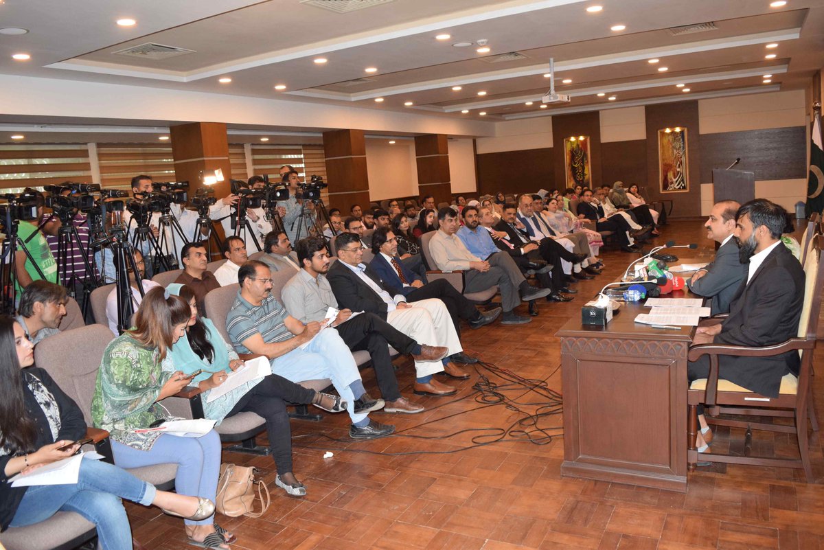 Thomas Drew CMG, the British High Commissioner along with a UK delegation visited the NIH.  The purpose of the visit was to strengthen bilateral relationship and technical support to Pakistan with Fleming Fund for capacity building on Antimicrobial Resistance.