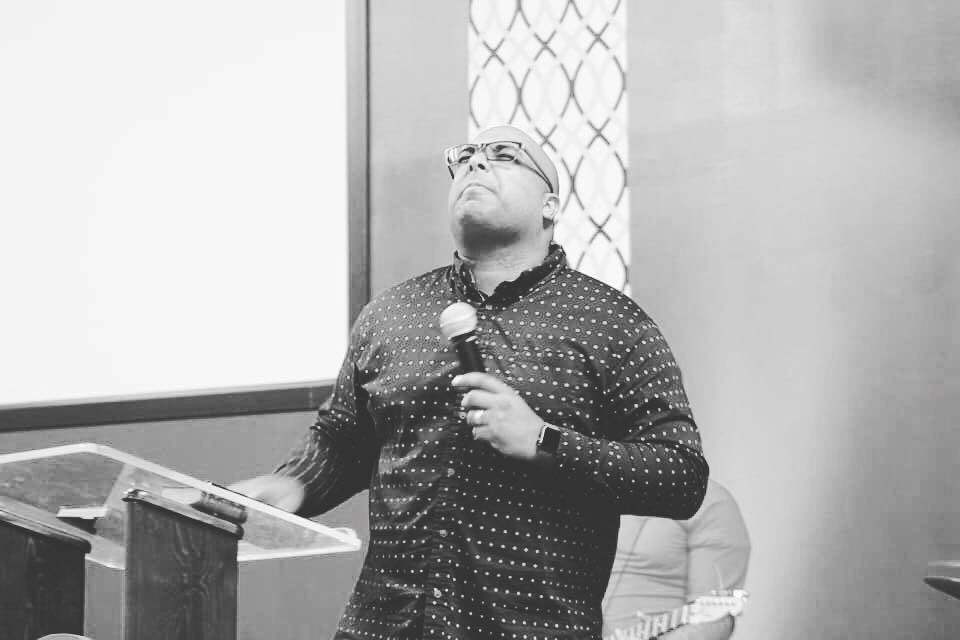 Cuánto tiempo pasas pensando en lo que esa persona dijo sobre ti? Deja que entre por un oído y salga por el otro. Tienes un defensor. Dios dijo que Él  protegerá a su hijos.
#Diospeleaporti
#notemas