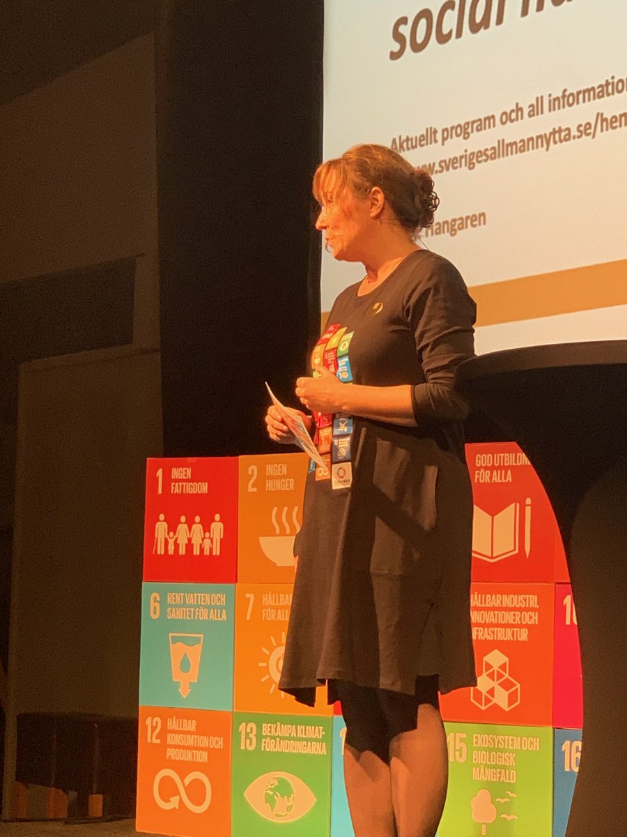 ChrisOsterlund's tweet photo. Fantastiska ⁦@CharlottaLunds1⁩  modererar konferensen #hemmahosallmännyttan som #botkyrkabyggen arrangerar tillsammans med #sverigesallmännytta #tillsammans https://t.co/q8HRhXKqXk