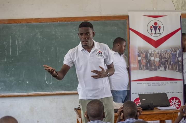 sivaksyon's tweet photo. [ELANIS YO TE TI GWAV]
Plizyè espas transfòme ak grafiti, yon santèn moun sansibilize sou sivis ak sante.
Responsab @sivaksyon nan tèt kole ak @ECommun, @zoomsantehaiti epi @CommuNotem yo t al mete anprent yo ak anpil enèji nan vil Ti Gwav, jou dimanch 15 septanm lan.
#elanhaiti https://t.co/9yohPijVUa
