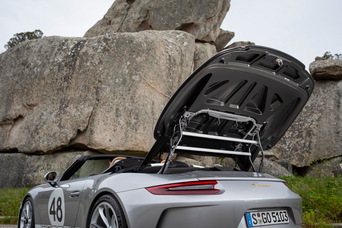 PorscheGB's tweet image. In the interests of saving weight, the 911 Speedster has carbon fibre composite front and rear bodywork. #TechTuesday #Porsche #911Speedster