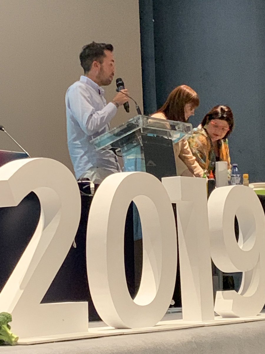 InsideQuinton's tweet photo. Improvisación total, @robertoruizruiz cuenta su cambio de hábitos a hábitos saludables gracias al programa de @LabQuinton de bienestar. Grande! Ejemplo de constancia y perseverancia. #FORSA2019 @carsolpag https://t.co/D4HN8Ed4mc