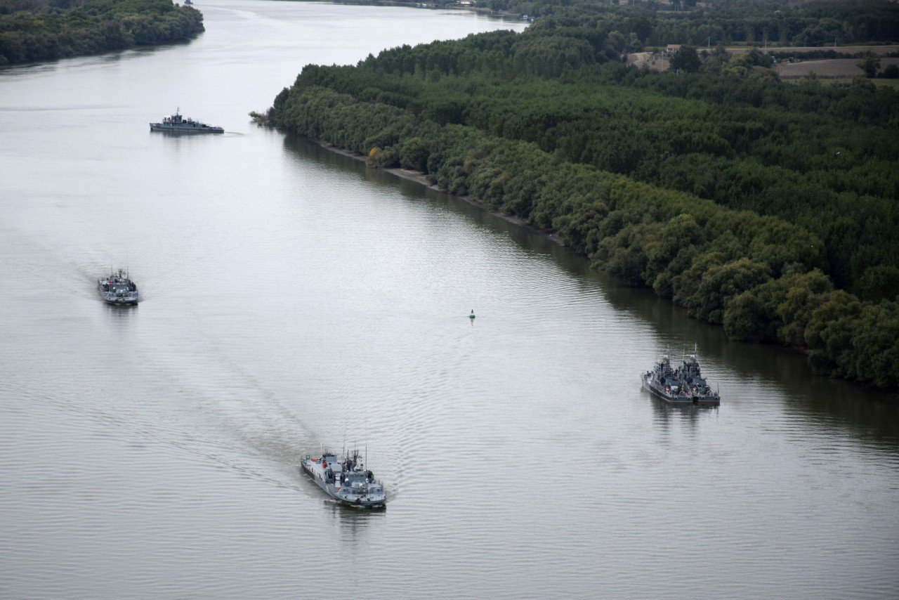 けるちゃ ルーマニアのドナウ川流域でルーマニア陸海軍の合同演習 ドナウプロテクター19 が開催された水上交通路の確保や不信船舶の臨検 浸透した敵対勢力への対応など様々なプログラムが行われたそうな 海軍からはスムルダン級河川砲艦や河川哨戒艇