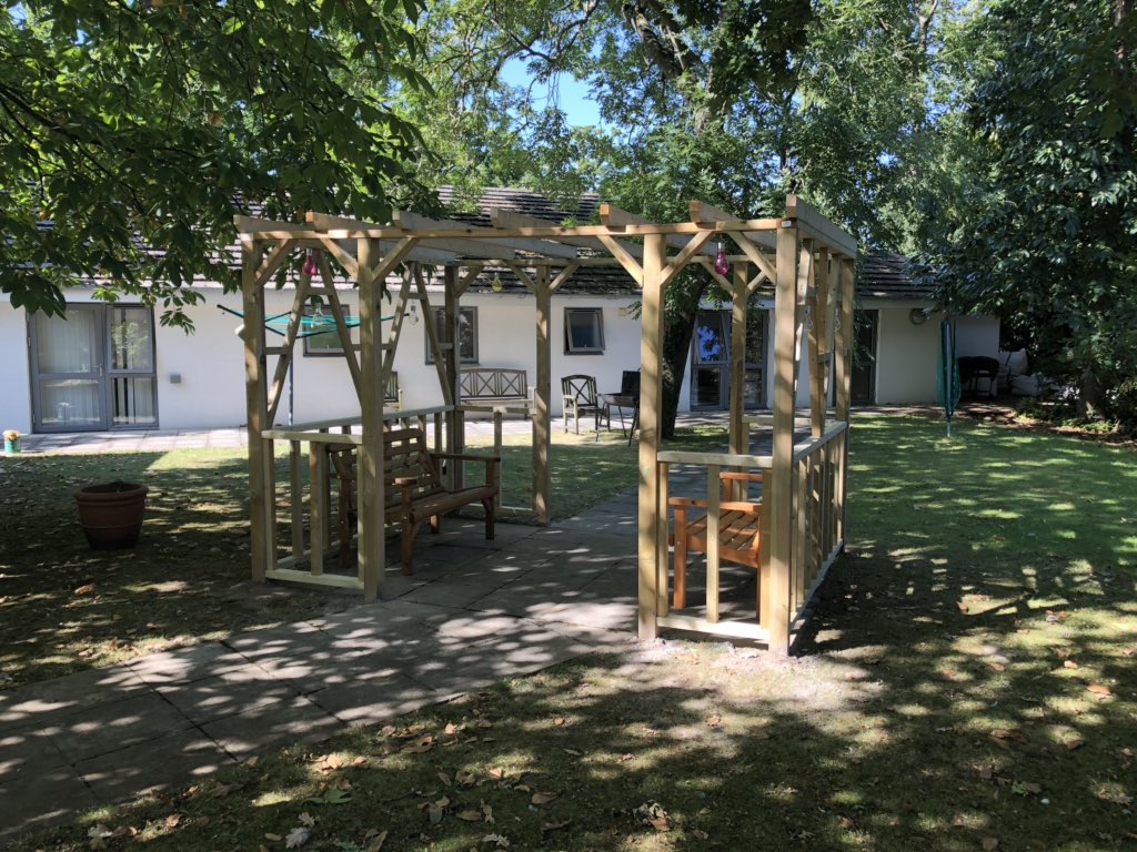 james36_m's tweet photo. Pergola finished!! @GoldenLaneHouse #GardenMakeover #GLH #ResolveSolutions #GreatTeam https://t.co/QOBSYQGtLu