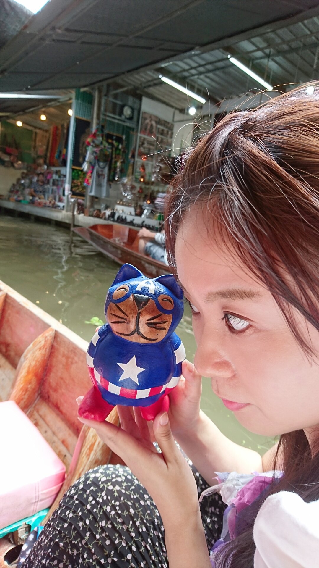 堀口茉純 A Twitter Psちょいと タイ で遊んできた 水上マーケットにドラえもんと親戚と思われるナニカがいたので取り急ぎ捕獲 家系図たどればキャプテンアメリカとも繋がりそう タイってちょっと 江戸 に似てる 行ってみてますます実感 歴史 文化 食探訪