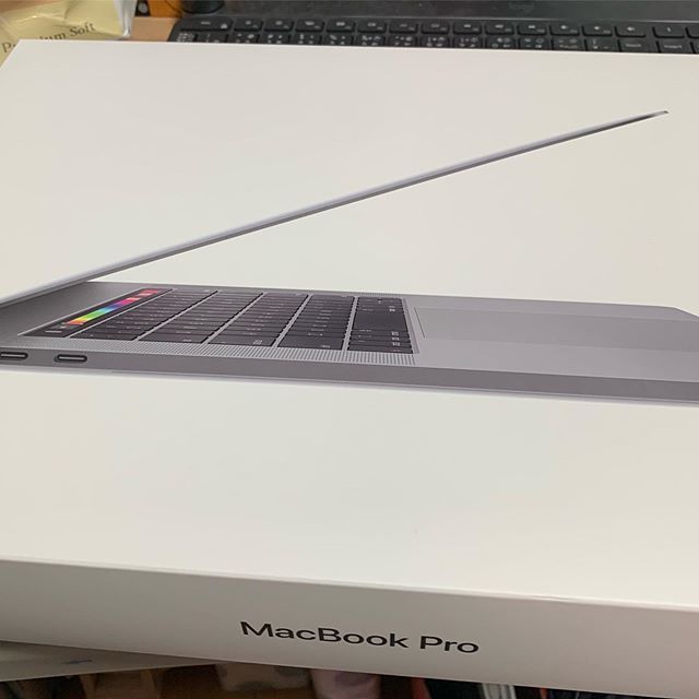 ysuga's tweet image. #開封の儀 #macbookpro #macbookpro2019 #apple