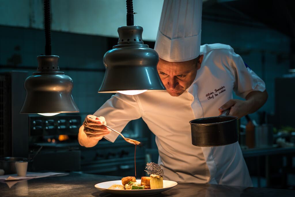 Since 1950, offering a premium gastronomic experience is our aim. Renowned chefs, such as Paul Bocuse have mastered their savoir-faire under our roof. And today, we’re still the ultimate table in Douala. bit.ly/2kNKUCf
#TasteOfLuxury #AkwaPalace