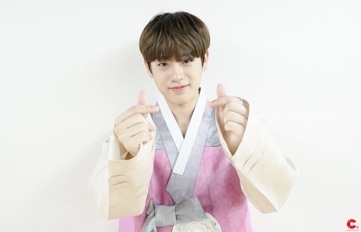 031405_pics's tweet photo. photos from keum donghyun’s special chuseok holiday video! via c9 entertainment 

#금동현 #KEUMDONGHYUN #C9 https://t.co/07f6bcOiKr