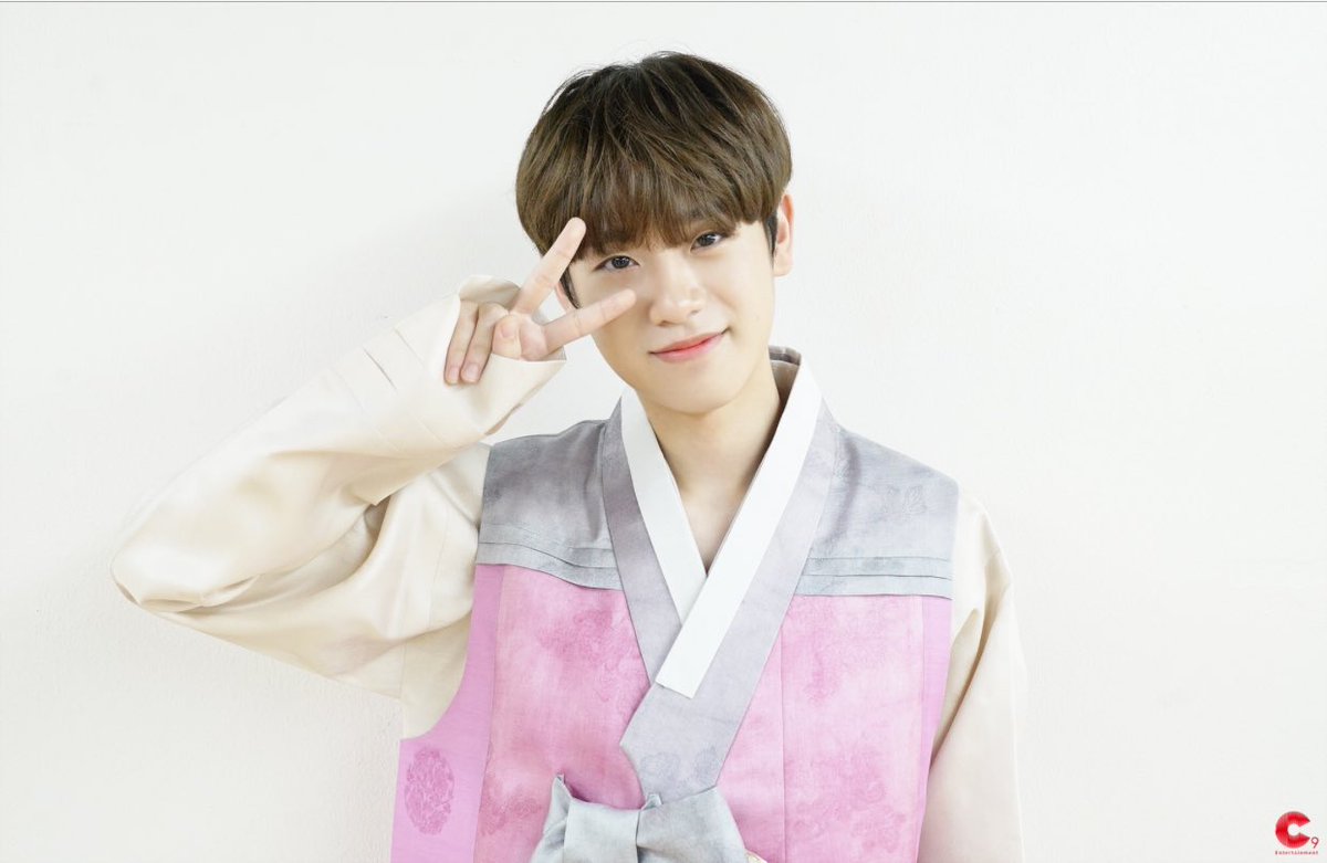 031405_pics's tweet photo. photos from keum donghyun’s special chuseok holiday video! via c9 entertainment 

#금동현 #KEUMDONGHYUN #C9 https://t.co/07f6bcOiKr