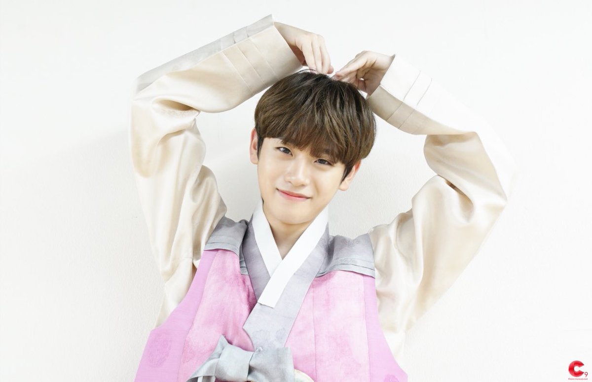 031405_pics's tweet photo. photos from keum donghyun’s special chuseok holiday video! via c9 entertainment 

#금동현 #KEUMDONGHYUN #C9 https://t.co/07f6bcOiKr