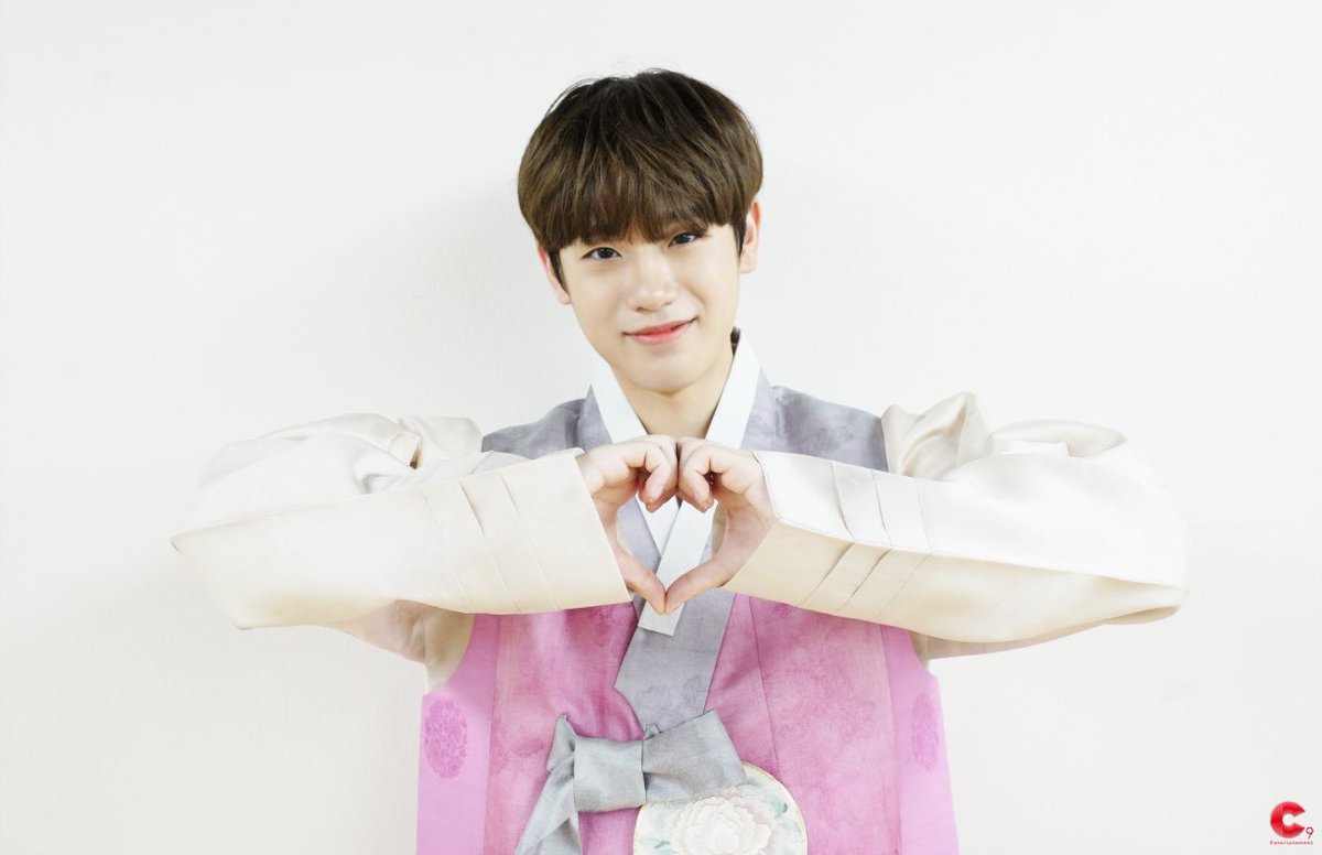 031405_pics's tweet photo. photos from keum donghyun’s special chuseok holiday video! via c9 entertainment 

#금동현 #KEUMDONGHYUN #C9 https://t.co/07f6bcOiKr