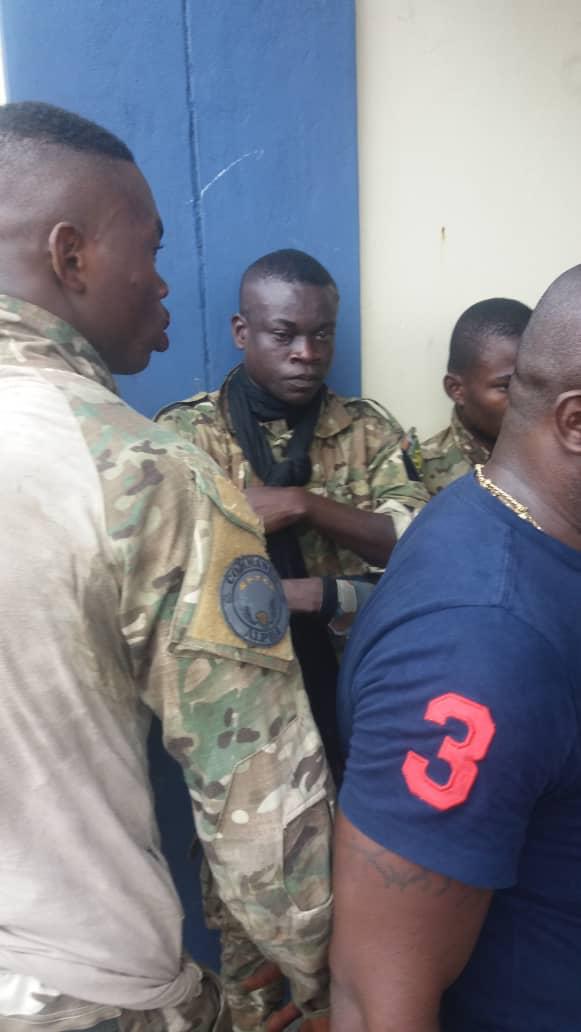 InfoGks's tweet photo. Un spectacle désolant donné par nos #Forces #Speciales qui ont essuyés un sanglant revers face aux policiers de la préfecture de police. Quelle honte !!!! Quand le dernier rempart se fait cueillir de la sorte, nous devons avoir peur. Cc @MoussaTOURE9 @NathDasilva2 @balphao https://t.co/HDQUZpAOdd