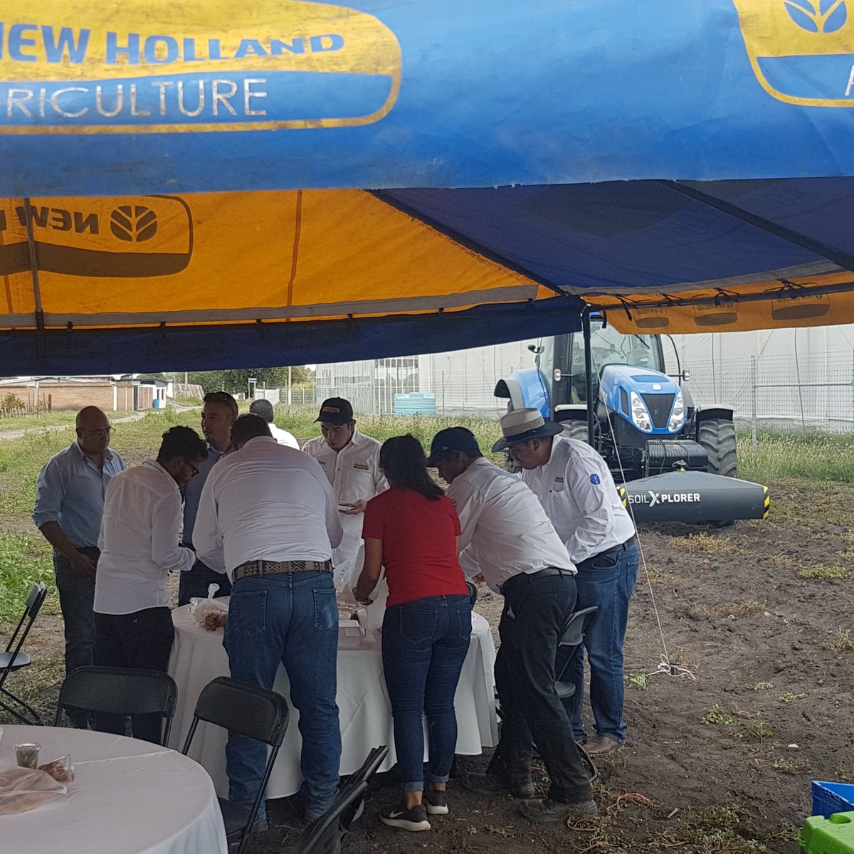MKY2485's tweet photo. FieldCamp with the precisionAG team of #CNHMX and the #SoilXplorer in Mexico. https://t.co/M9Tg4CQnu1