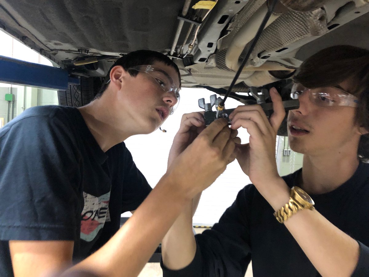 AutoShopWorTech's tweet image. Auto Tech students learning how to cut out, double flare, and replace sections of rusted brake line. A common problem for beach vehicles and cars used in areas where roads are treated for winter weather