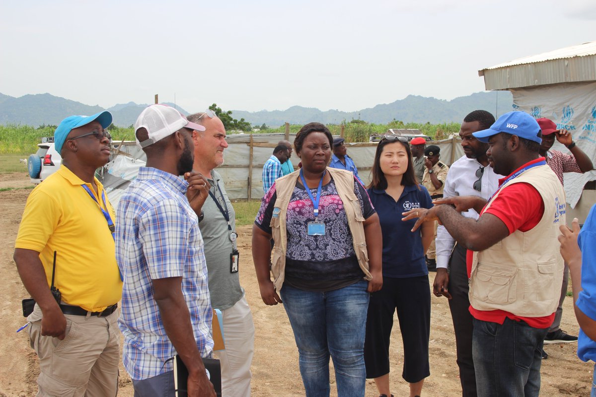 BaldeBaaba's tweet photo. #WFP, #UNHCR and other partners welcomed a @USAIDFFP delegation today in the #Minawao #refugee camp. The delegation got to visit the camp, speak directly with the refugees, visit a WFP warehouse, distributions sites and other facilities within the camp. https://t.co/8872dYBkFg