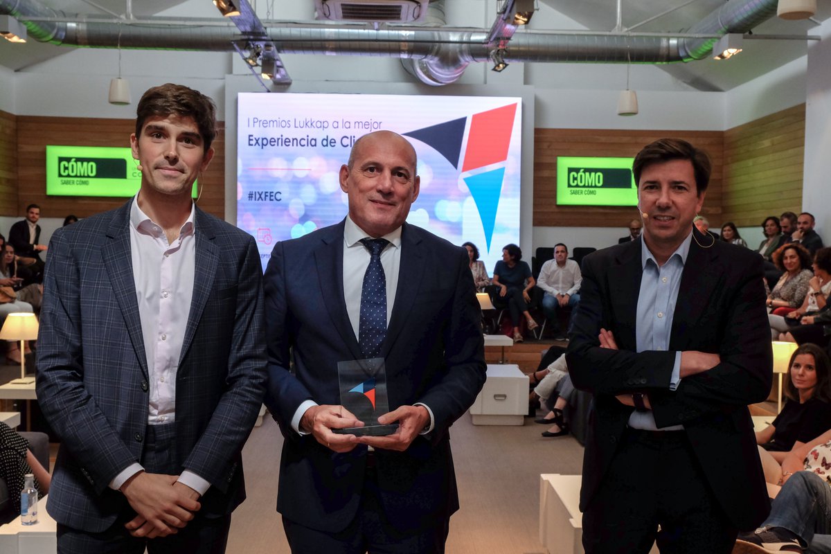 LukkapXperience's tweet photo. #Retail El premio al mejor vendedor en #moda ha sido para @Cortefiel_es. Luis Martín Bardón, Director Comercial de la compañía, ha sido el encargado de recoger el premio en el #IXFEC. ¡Enhorabuena! https://t.co/MIZu9HUhYP