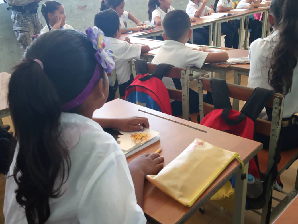 PnbMonagas's tweet photo. A través del acercamiento con las comunidades educativas El Servicio de Policía Comunal previene situaciones que generen vulnerabilidad en los niños y niñas en edad escolar #ElPolicíaVaALaEscuela https://t.co/oJMEyqOvPg
