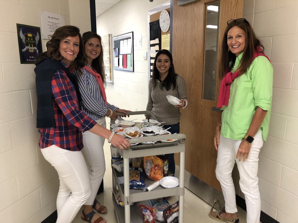 heliascatholic's tweet photo. Teacher getting a preppy pick-me-up from the counseling trailmixers today! #happyhoco #havesomesnacks #saderstrong https://t.co/yXKRZy5A66