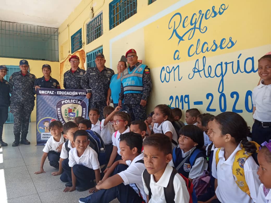 PnbMonagas's tweet photo. La solidaridad, responsabilidad, tolerancia, respeto y disciplina son valores que los uniformados del Servicio de Policía Comunal afianzan a través de la Escuela de Iniciación Preventiva y Brigadas Escolares #ElPolicíaVaALaEscuela https://t.co/XoRUTuNDlk