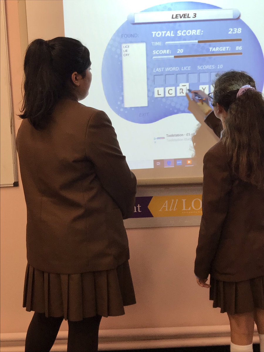 Thornleigh_Eng's tweet photo. Team English are open for business! #6wordstory #beatthelock #castaspell #treasurehunt #theatreintheround #coatofarms #OpenEvening https://t.co/HyX1gqZD0o