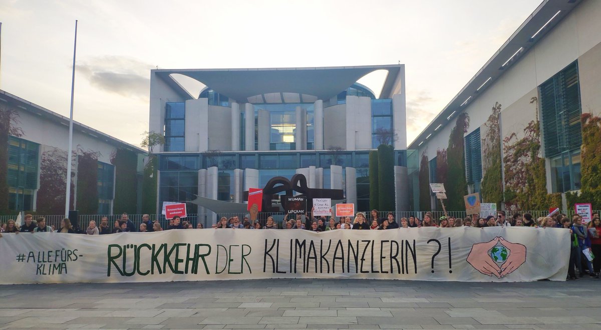 FridayForFuture's tweet photo. Als Frau #Merkel Kanzlerin wurde, waren viele von uns noch nicht in der Schule. Morgen streiken mehr als 550 Orte, weil wir noch immer nicht auf dem Weg zum 1,5-Grad-Ziel sind. 
Auch gerade verpasst das #Klimakabinett diese Chance wieder — deswegen sind wir laut!
#AlleFürsKlima https://t.co/QzK5QoXDK9