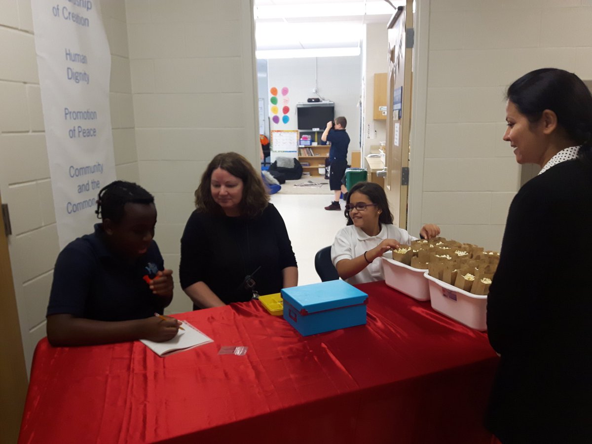 MissJFernandes's tweet image. Selling popcorn includes asking a question (How many bags of popcorn would you like?), recording the number of bags sold by using tallies and collecting money! @HolyRosaryM #FunctionalNumeracy #WeAreHRM